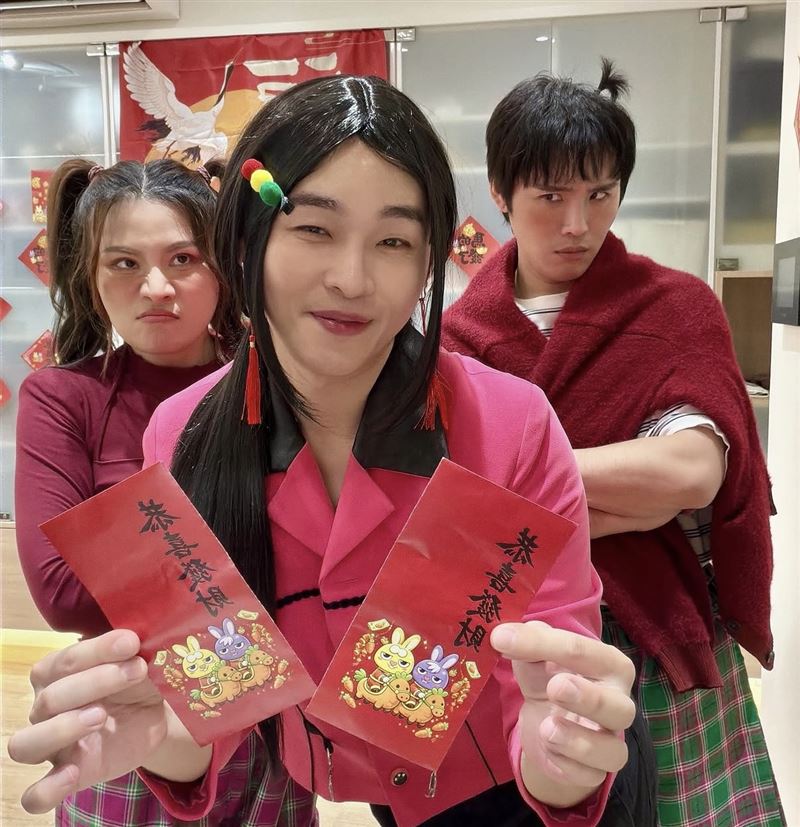 展瑞分享，過年期間推出的《金馬燦笑歌仔戲》系列的企劃靈感來自過去就讀戲曲學院歌仔戲科以及戲班實習的經驗，目的是希望透過短影音形式，讓更多人重新接觸台灣戲曲文化。（圖／翻攝自IG @monday_rays）