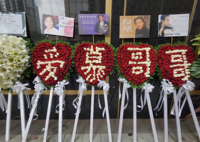 張國榮於香港文華東方酒店墜樓身亡，享年46歲，23年後的今日，粉絲依舊在原地以鮮花與思念悼念這位傳奇人物。（圖／翻攝自微博）