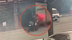 外送員,中指,摩托車,水泥車,兩截（圖／翻攝自Threads）