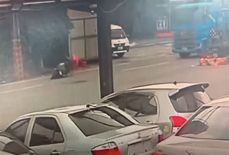 外送員高舉右手後向左側倒下，遭後方水泥車輾斃。（圖／翻攝自Threads）