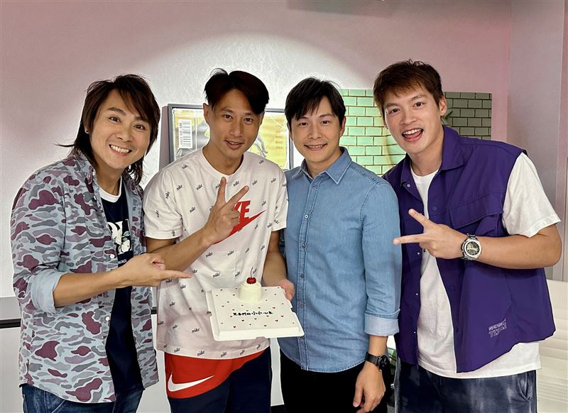 5566合體幫小刀慶生，送上超小塊蛋糕。（圖／通達量能文体提供）