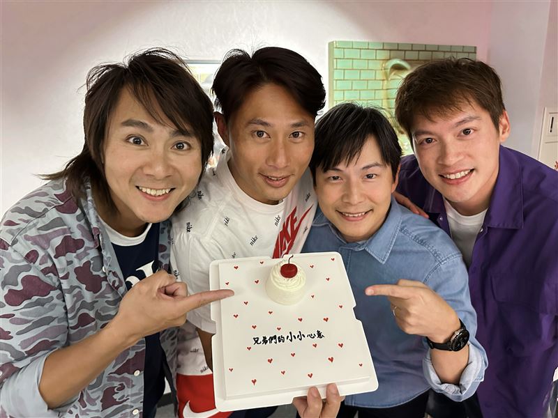 王仁甫（左起）、彭小刀、孫協志與許孟哲合體。（圖／通達量能文体提供）