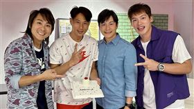 5566合體幫小刀慶生，送上超小塊蛋糕。（圖／通達量能文体提供）
