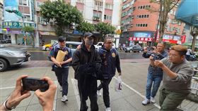 棒棒堂男孩「王子」邱勝翊被警方上銬帶回警局。（圖／翻攝畫面）