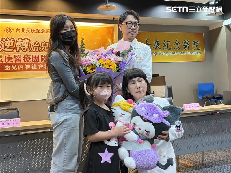 蕭勝文主任（右上）獻上玩偶給呂小姐與小朋友致意。（圖／記者簡浩正攝影）