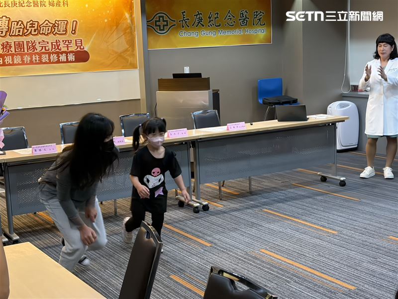 小朋友在眾人面前自在跑跳。（圖／記者簡浩正攝影）