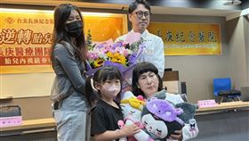 蕭勝文主任（右上）獻上玩偶給呂小姐與小朋友致意。（圖／記者簡浩正攝影）