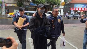 棒棒堂男孩「王子」邱勝翊被警方上銬帶回警局。（圖／翻攝畫面）