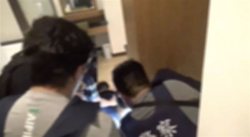 警前往新北某飯店荷槍攻堅，將黃姓主嫌逮捕歸案。（圖／翻攝畫面）
