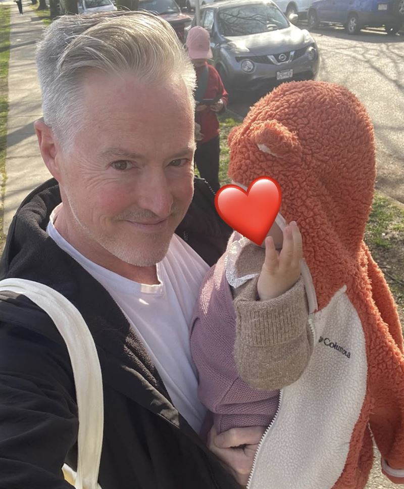 夏克立貼出抱寶寶的照片，表示「有第二個小天使」。（圖／翻攝自臉書）