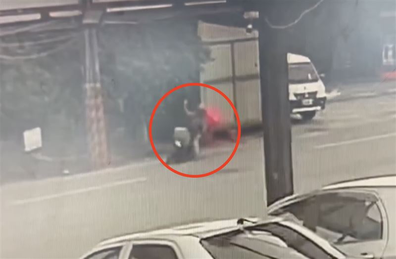 外送員生前最後一舉遭傳是比中指，但資深員警研判他是在「呼救」。（圖／翻攝自網路）