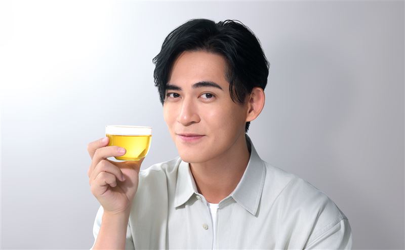 周渝民宣布變成茶品飲料代言人。（圖／御茶園提供）