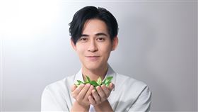 周渝民宣布變成茶品飲料代言人。（圖／御茶園提供）