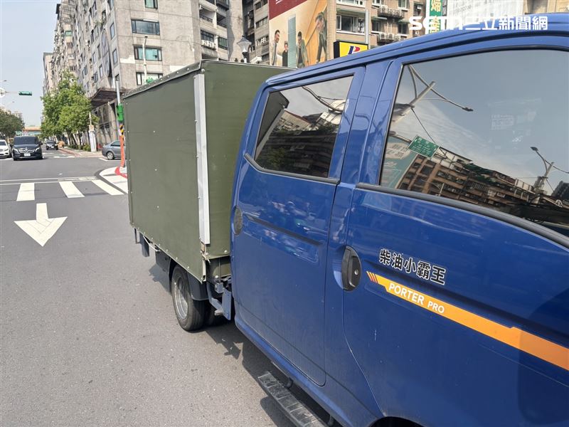 北市羅姓公車女乘客下車後無視紅燈穿越馬路遭追撞。（圖／翻攝畫面）