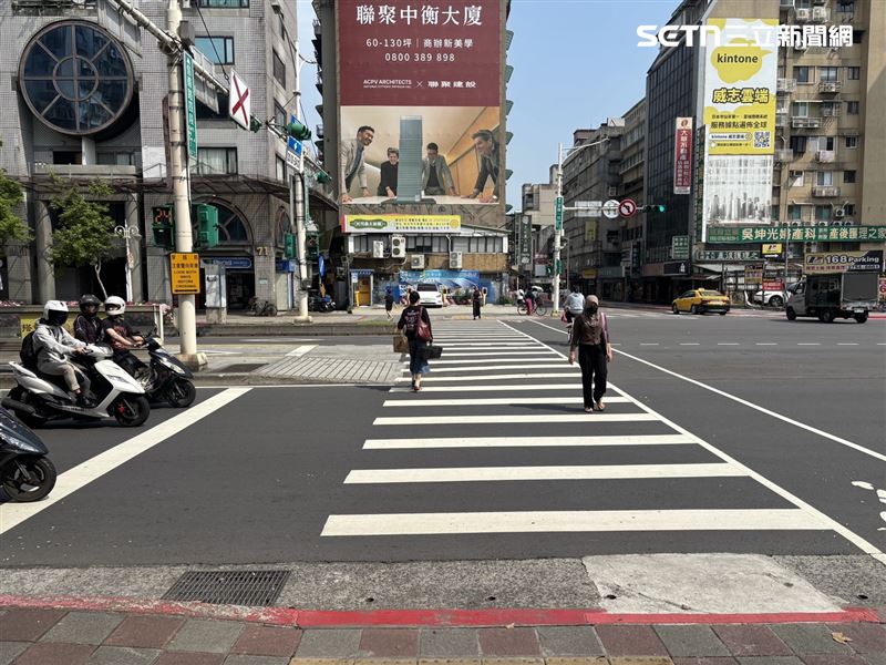 北市羅姓公車女乘客下車後無視紅燈穿越馬路遭追撞。（圖／翻攝畫面）