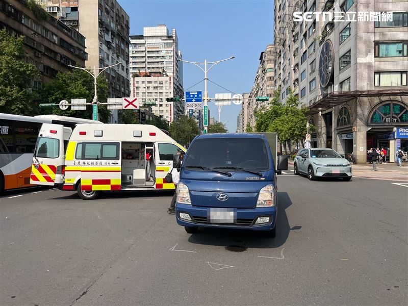 北市羅姓公車女乘客下車後無視紅燈穿越馬路遭追撞。（圖／翻攝畫面）
