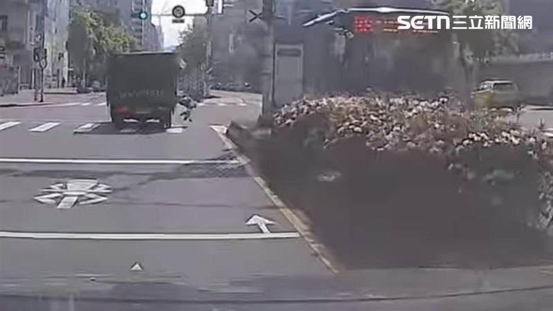 公車女乘客無視紅燈 下車穿越道路遭撞飛