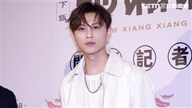 棒棒堂男孩「王子」邱勝翊捲入閃兵風波，被警方上銬帶回警局。（圖／記者趙于瑩攝影）