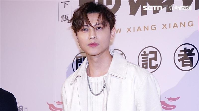 棒棒堂男孩「王子」邱勝翊捲入閃兵風波,被警方上銬帶回警局。(圖/記者趙于瑩攝影)