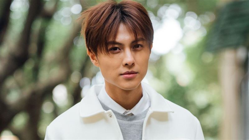 棒棒堂男孩「王子」邱勝翊捲入閃兵風波,被警方上銬帶回警局。(圖/中視提供)