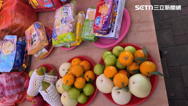 廖大乙建議,清明祭祖挑選祖先愛吃的點心之外,最好準備象徵「三陽開泰」的蘋果、柑橘、帶殼水煮蛋。(圖/廖大乙提供)