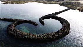 守護大海的心跳：楊馥慈與她的「石滬修復團」。（圖／三立永續辦公室提供） 