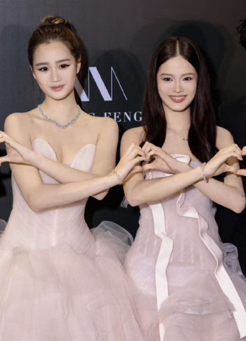 近期於上海時裝週舞台上,Jaden(右)與Cayla(左)攜手走秀,這也是Cayla在「廁所自拍」事件後首次公開亮相,兩人全程互動自然、牽手登場,面對鏡頭神情自若,被外界視為間接粉碎「姐妹不合」的傳聞。(圖/翻攝自鍾麗緹微博)