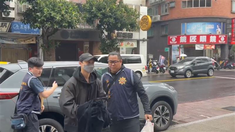 王子涉閃兵上銬遭逮。（圖／臉書、翻攝畫面）