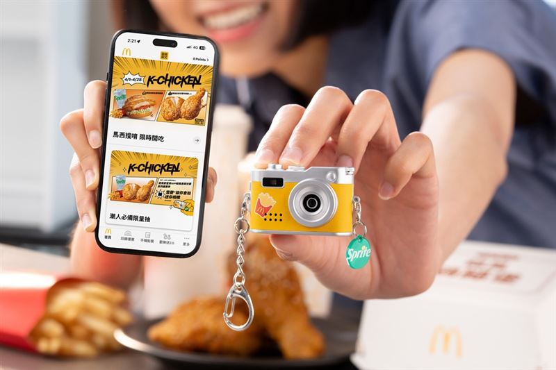 麥當勞與雪碧®合作於麥當勞 APP推出期間限定活動,麥當勞 APP 會員凡使用「韓風香蒜甘醬」系列優惠券,即贈小杯雪碧®,更有機會抽限量「蒜你會拍迷你相機」。(圖/麥當勞提供)
