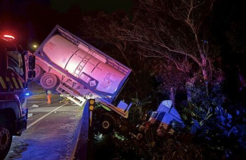 槽車失控「倒栽蔥」掛護欄後輪懸空。（圖／翻攝畫面）