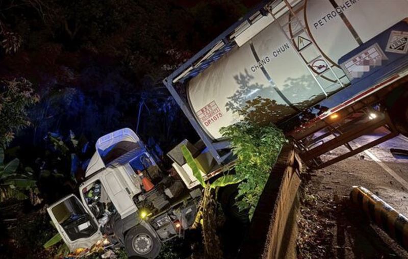 後續由大型拖吊車將槽車吊起，排除事故。（圖／翻攝畫面）