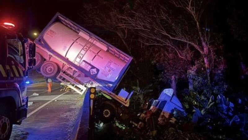 苗栗槽車「倒栽蔥」後輪懸空！驚險畫面曝