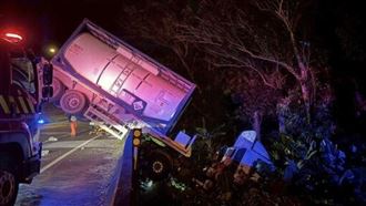 苗栗槽車「倒栽蔥」後輪懸空！驚險畫面曝