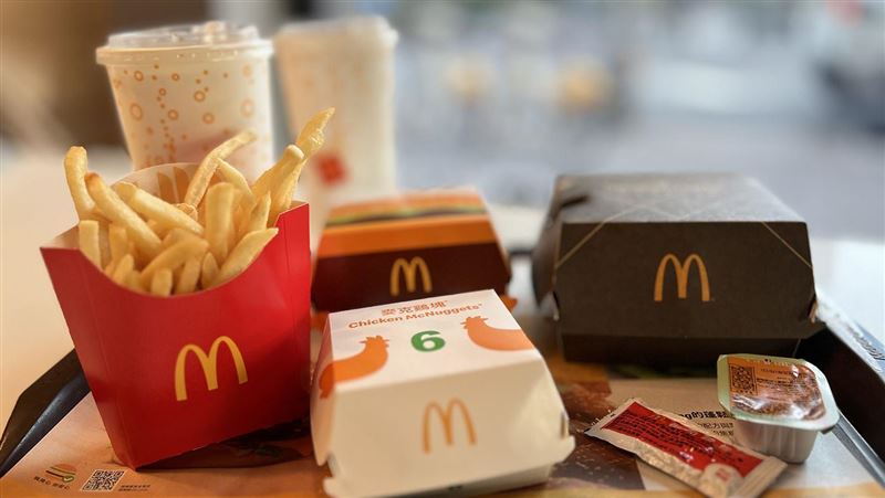 7大速食連假「買1送1、大比薩199元」!