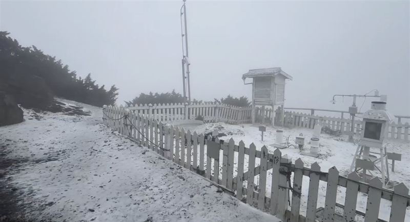 玉山自11時30分開始降雪。(圖/氣象署提供)