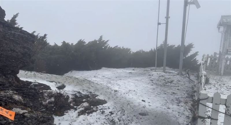玉山自11時30分開始降雪。(圖/氣象署提供)