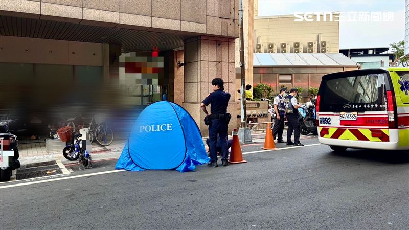 一名69歲女子不明原因墜樓、倒臥路邊當場死亡。(圖/翻攝畫面)
