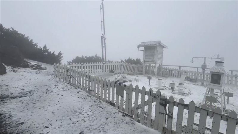 玉山中午下雪了 一片銀白美景曝光