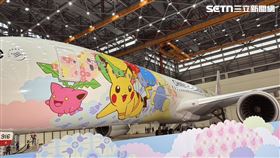 華航寶第二架寶可夢主題彩繪機「皮卡丘彩繪機CI2」。（圖／記者李育道攝影）