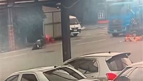 外送員,中指,摩托車,水泥車,兩截（圖／翻攝自Threads）