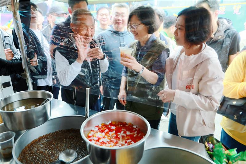 蔡英文吃粉圓冰，自爆「忘記帶錢」，引起熱議。（圖／翻攝自Threads @tsai_ingwen）