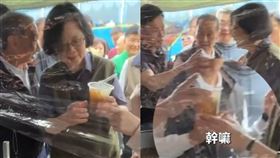 蔡英文吃粉圓冰，自爆「忘記帶錢」，引起熱議。（圖／翻攝自蔡英文臉書）