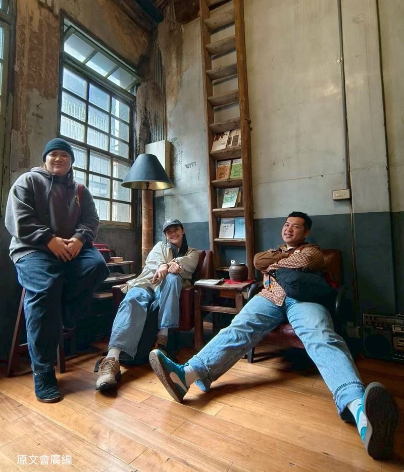 本次計畫邀請三位藝術家，包括擅長複合媒材的賽德克族藝術家SiyatMoses阮原閩（右）、專精版畫的布農族藝術家Ali Istanda胡家瑜（左），以及擅長行為藝術的賽夏族創作者maya' a taboeh hayawan羅媛（中）。（圖／原文會提供）