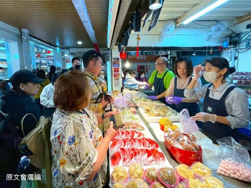 團隊走入桃園南門市場與巷弄中，挖掘桃園在地傳統飲食及市場變遷中的兒時記憶。（圖／原文會提供）