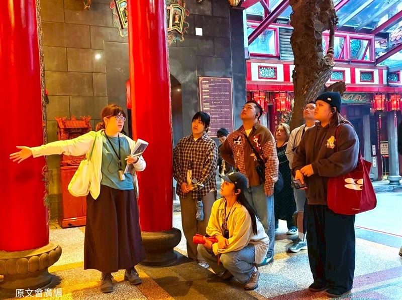 中華民國自然步道協會講師於橫山書法美術館旁墨池，講解周遭生態植物與水鳥物種。（圖／原文會提供）