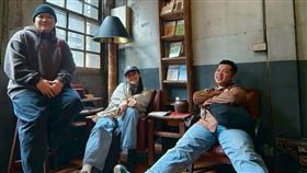 本次計畫邀請三位藝術家，包括擅長複合媒材的賽德克族藝術家SiyatMoses阮原閩（右）、專精版畫的布農族藝術家Ali Istanda胡家瑜（左），以及擅長行為藝術的賽夏族創作者maya' a taboeh hayawan羅媛（中）。（圖／原文會提供）