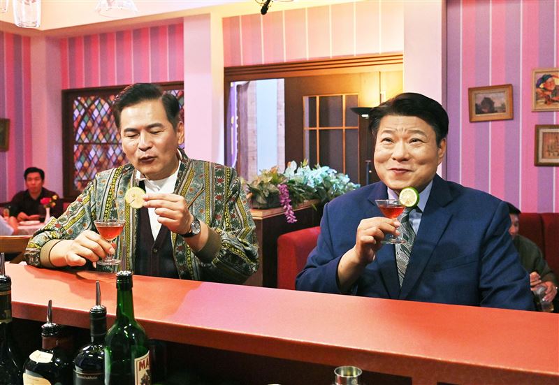 馬國賢（左）和陳文山這對劇中的活寶兄弟跑去酒吧喝酒。（圖／台視提供）