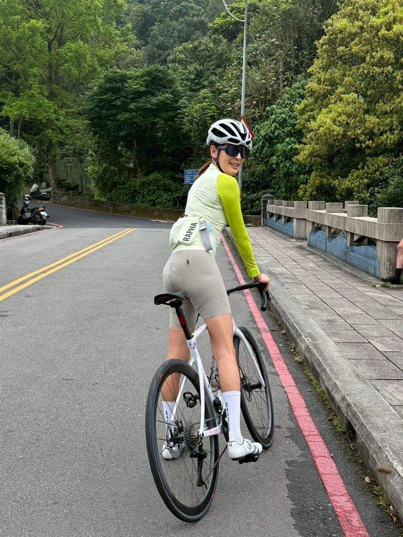 賈永婕跟上時事分享「自行車手」照。(圖／翻攝自賈永婕臉書)