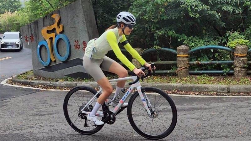 賈永婕曬「自行車手」照！網讚：高級酸