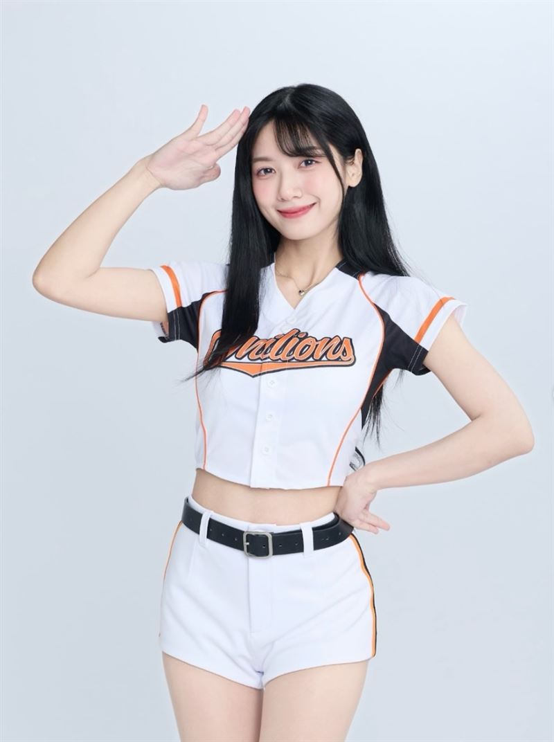 新人安琪因清新外型與甜美氣質迅速爆紅。(圖/翻攝自安琪IG)